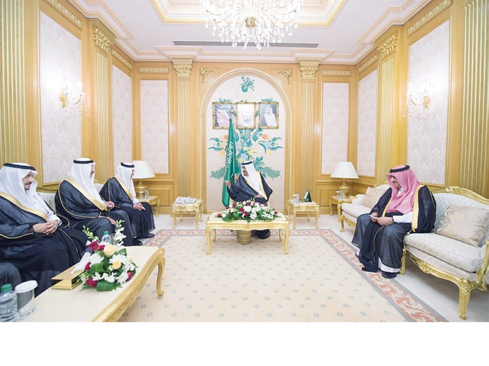 خادم الحرمين مستقبلا أمراء المناطق ويبدو ولي العهد (واس)


