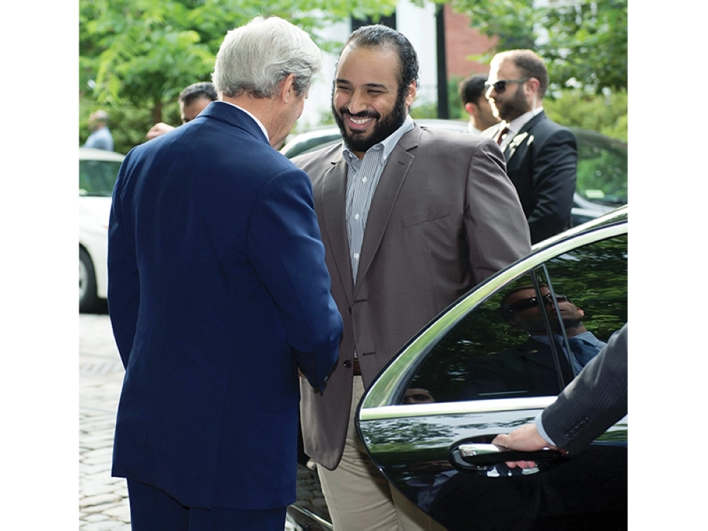 ولي ولي العهد مصافحا كيري في واشنطن أمس الأول (أ ف ب)