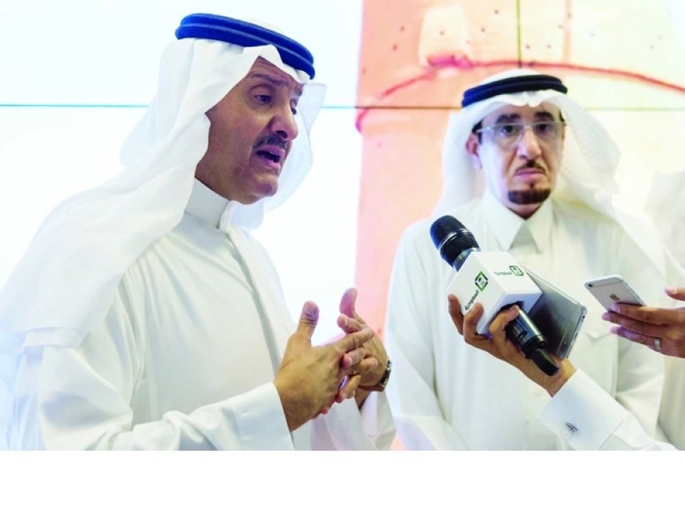 سلطان بن سلمان والحقباني يتحدثان عقب اللقاء      (مكة)