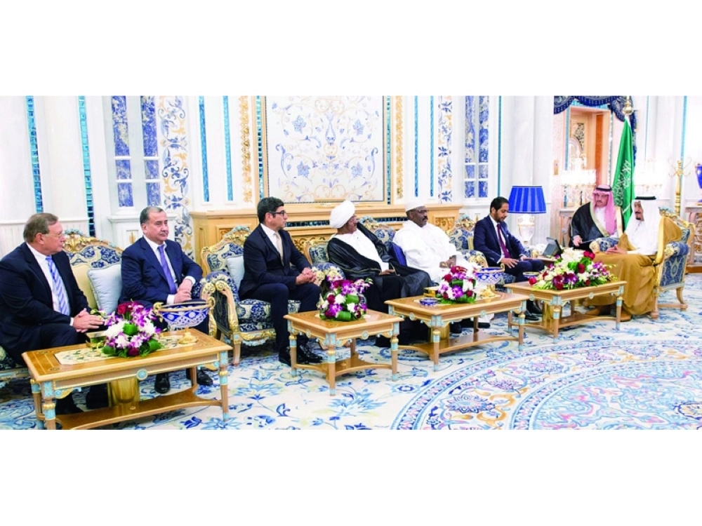 خادم الحرمين مستقبلا رؤساء المجموعات الدبلوماسية المعتمدين لدى السعودية في جدة أمس  (واس)