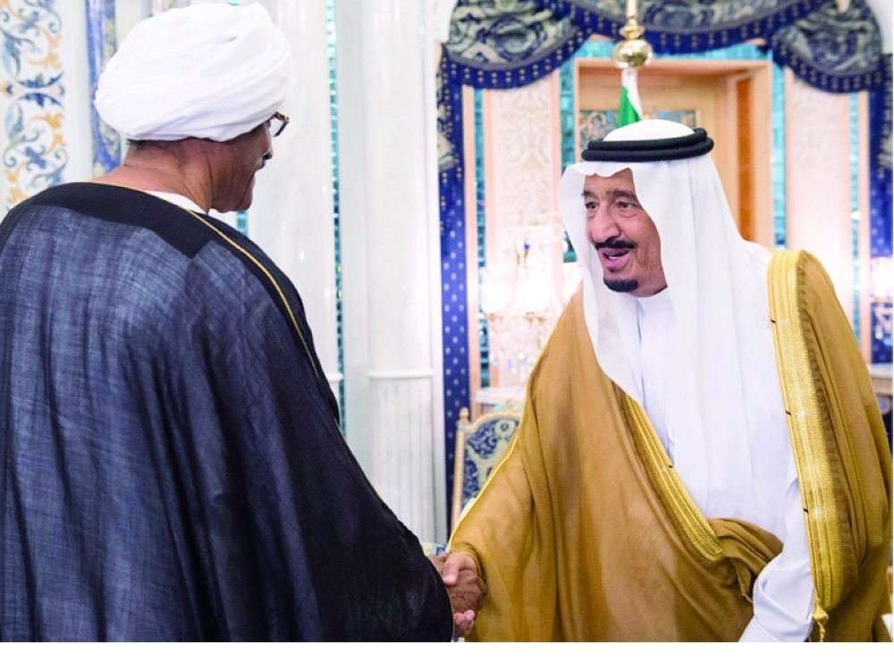 الملك سلمان مصافحا أحد الدبلوماسيين