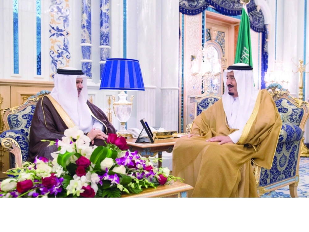 الملك سلمان مستقبلا عبداللطيف الزياني في قصر السلام بجدة أمس (واس)