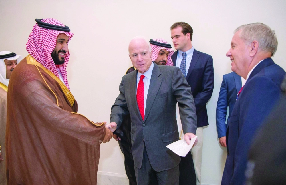 الأمير محمد بن سلمان مصافحا السيناتور جون ماكين