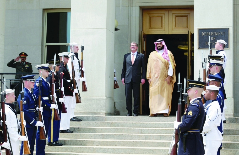 الأمير محمد بن سلمان وآشتون كارتر خلال زيارته البنتاجون      (رويترز )
