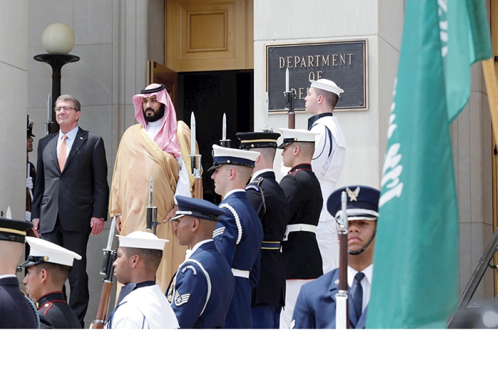 الأمير محمد بن سلمان أثناء استقبال أقامه له وزير الدفاع الأمريكي في البنتاجون أمس (رويترز)