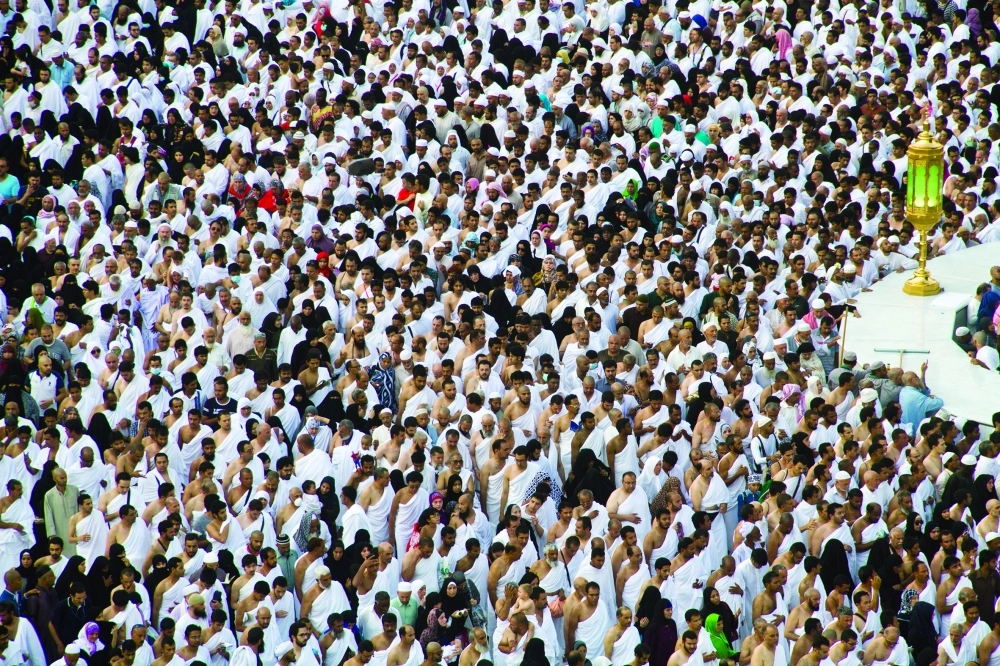 عدد من المعتمرين داخل صحن المطاف        (أنس الحارثي)