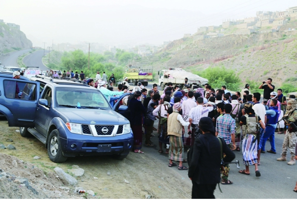 مقاتلو المقاومة الشعبية يرحبون برفاقهم بعد إطلاق سراحهم في صفقة تبادل أسرى بتعز أمس                                                                    (رويترز)