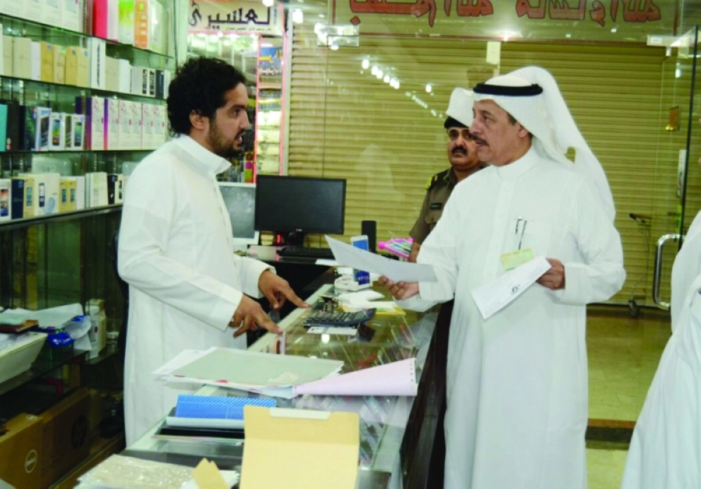 مدير فرع وزارة العمل خلال جولة تفتيشية          (مكة)