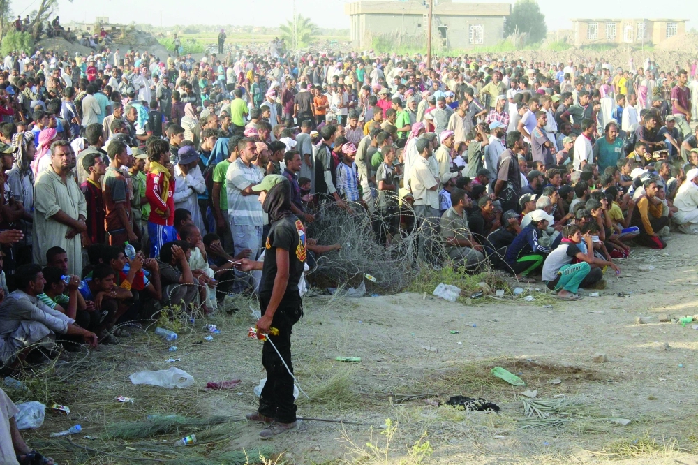 نازحون من الفلوجة شردتهم المعارك الجارية ضد داعش                                                                                                 (أ ف ب)