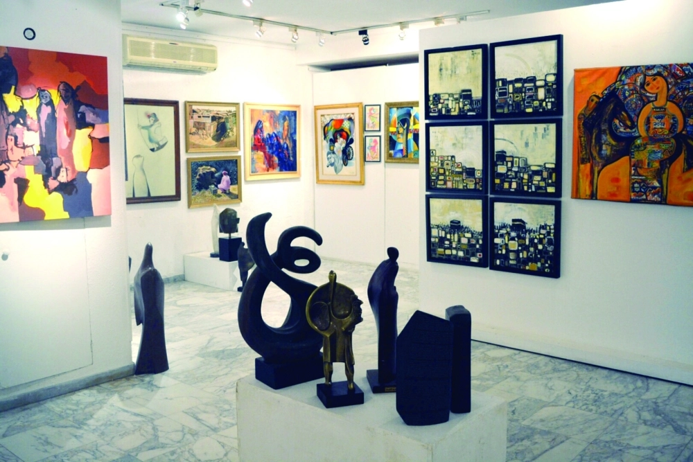 لوحات ومجسمات من داخل المعرض        (مكة)