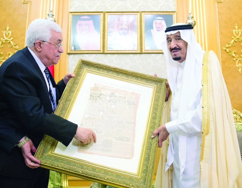 الملك سلمان لدى تسلمه هدية تذكارية من محمود عباس 