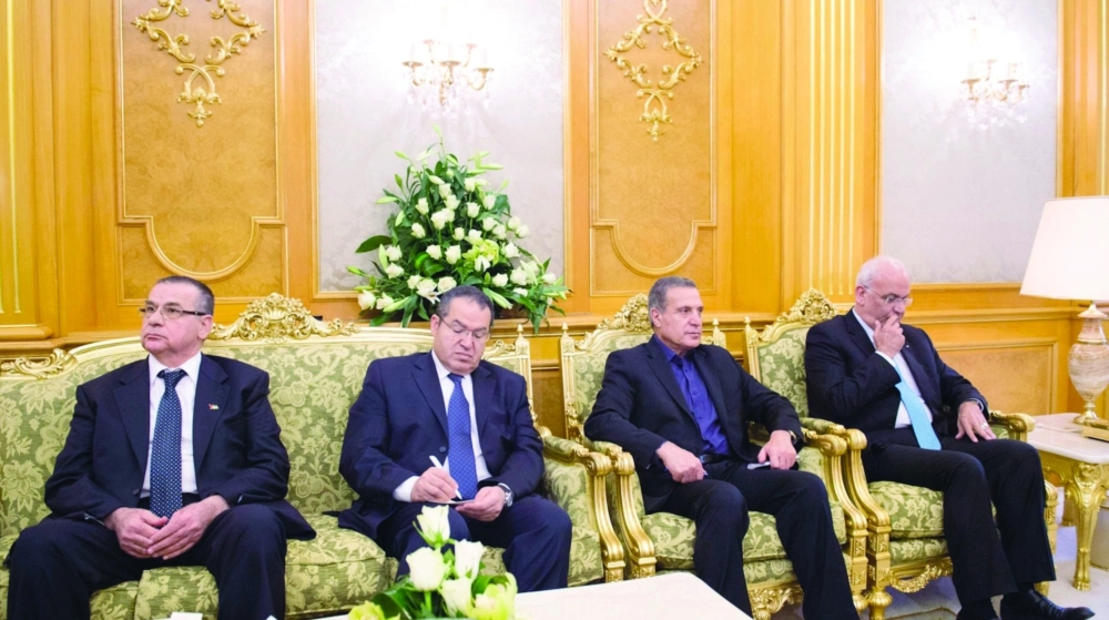 عدد من المسؤولين الفلسطينيين خلال اللقاء