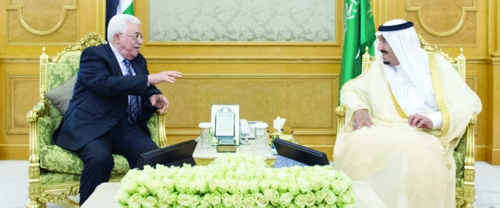 الملك سلمان ومحمود عباس خلال مباحثاتهما في قصر السلام بجدة أمس (واس)