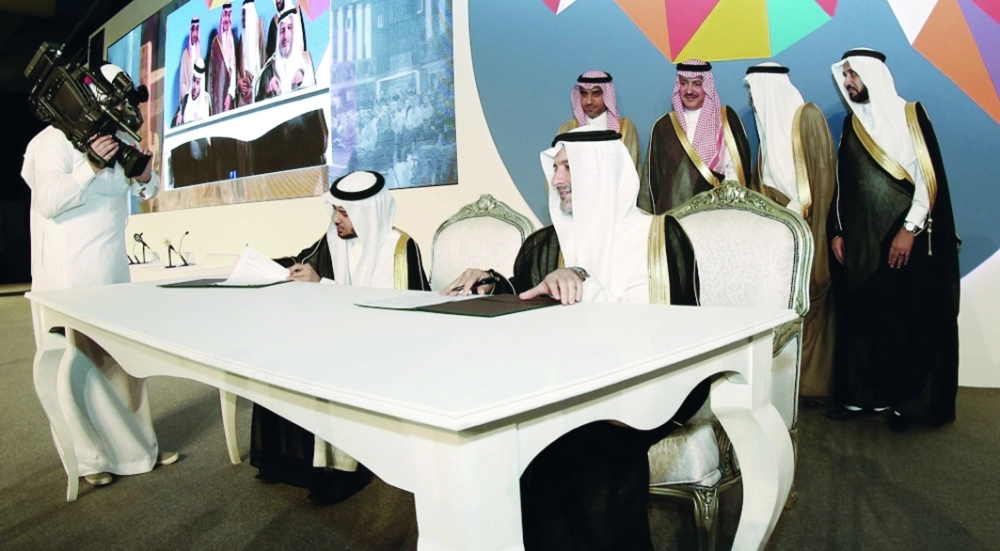 من توقيع اللجنة مع إحدى الشركات                                                                           (ياسر بخش)