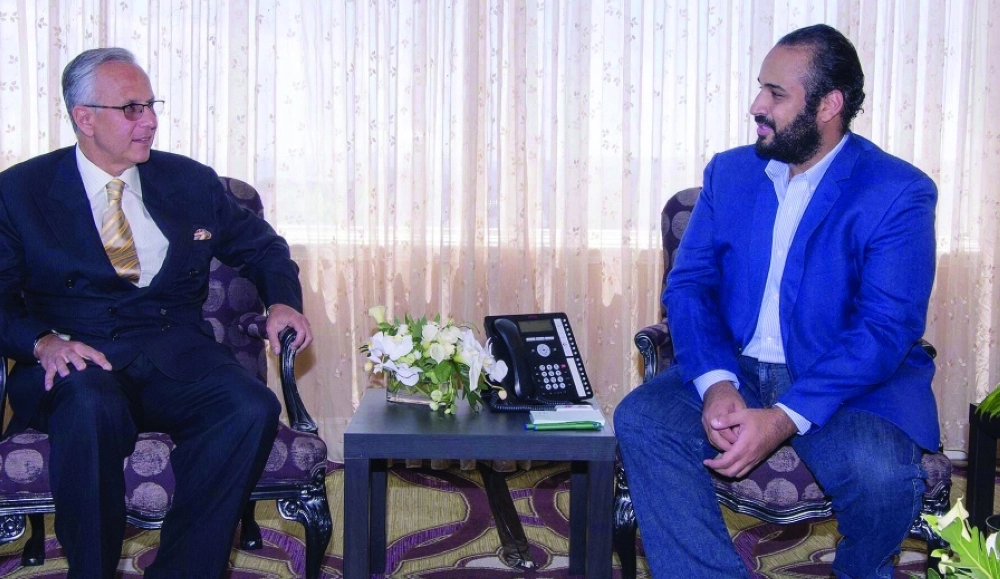 الأمير محمد بن سلمان لدى لقائه جون دافي                    (بندر الجلعود)