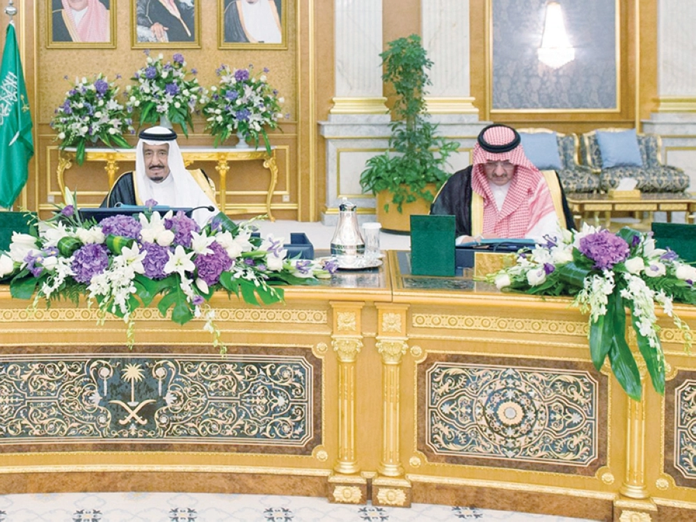 خادم الحرمين مترئسا مجلس الوزراء وإلى جانبه ولي العهد (واس)
