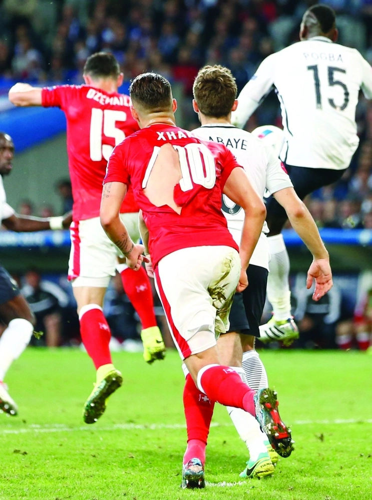  جرانيت شاكا قبل أن يستبدل قميصه 