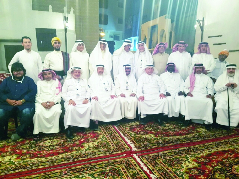 عدد من الأسر الجداوية في مركاز جدة بالمنطقة التاريخية أمس 