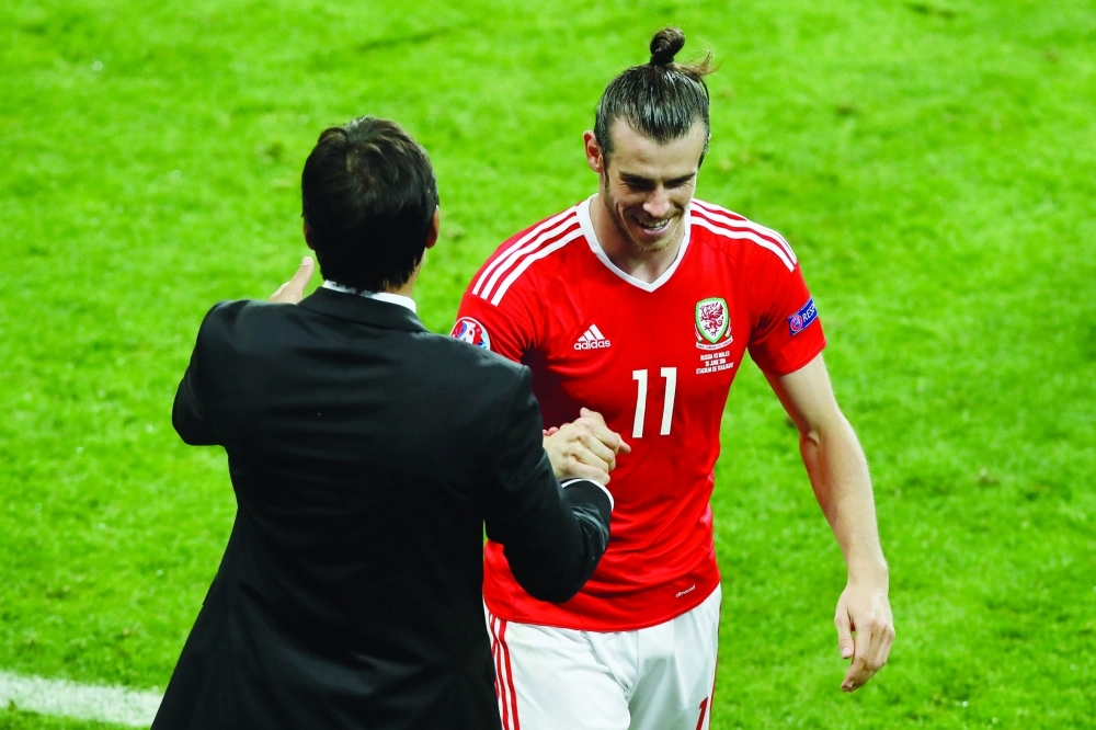 مدرب ويلز كريس كولمان يصافح بايل عند مغادرة الأخير الملعب في مباراة روسيا                 (أ ب)  