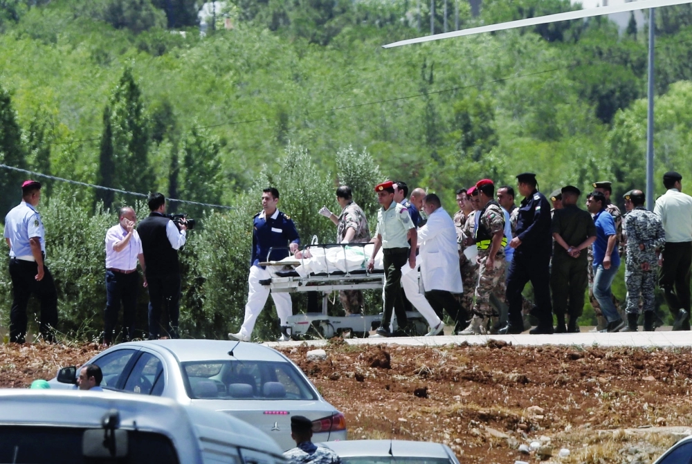 إخلاء جرحى من الهجوم على المخيم بطائرة هليكوبتر                                                        (رويترز)