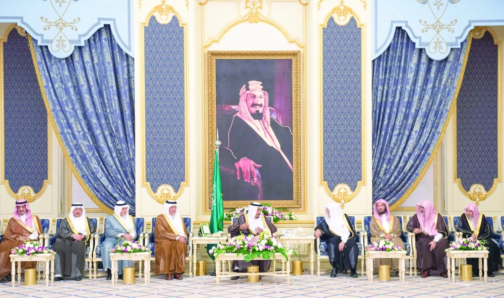 الملك سلمان لدى استقباله الأمراء والعلماء والوزراء والمواطنين في قصر السلام بجدة أمس                                                                                                                                           (واس)