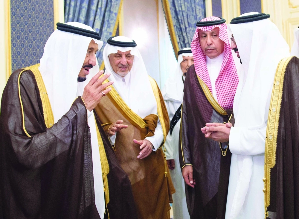 الملك سلمان في حديث مع الحضور وإلى جانبه خالد الفيصل