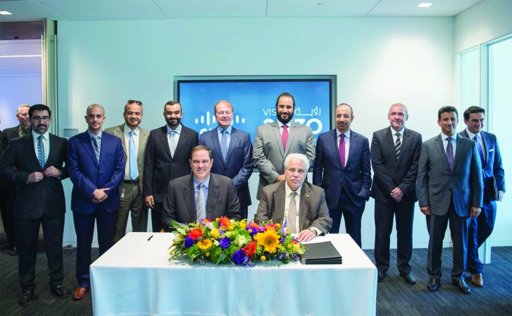 ولي ولي العهد يشهد مراسم توقيع الاتفاقية مع شركة سيسكو                 (بندر الجلعود)