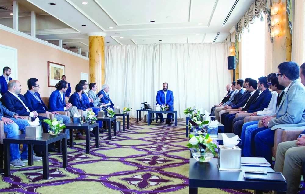 الأمير محمد بن سلمان خلال لقائه عددا من السعوديين العاملين في شركات أمريكية ( بندر الجلعود)