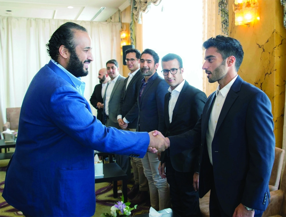 .. ويصافح آخر لدى استقباله لهم أمس        