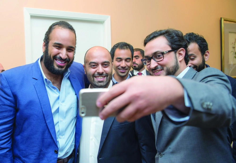 شابان يلتقطان سيلفي مع الأمير محمد بن سلمان