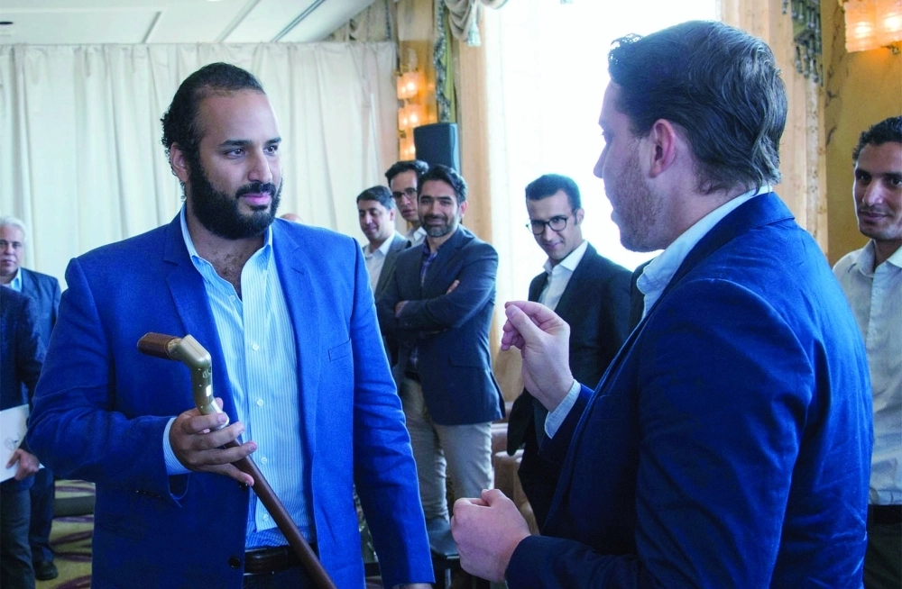 ولي ولي العهد مستمعا إلى أحد الشباب