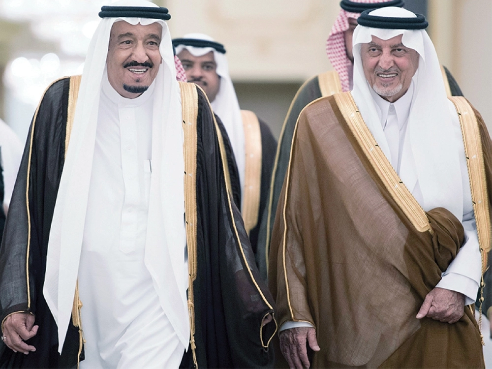 الملك سلمان وإلى جانبه أمير مكة خلال استقبال الأمراء والعلماء وبعض المواطنين في جدة أمس (واس)