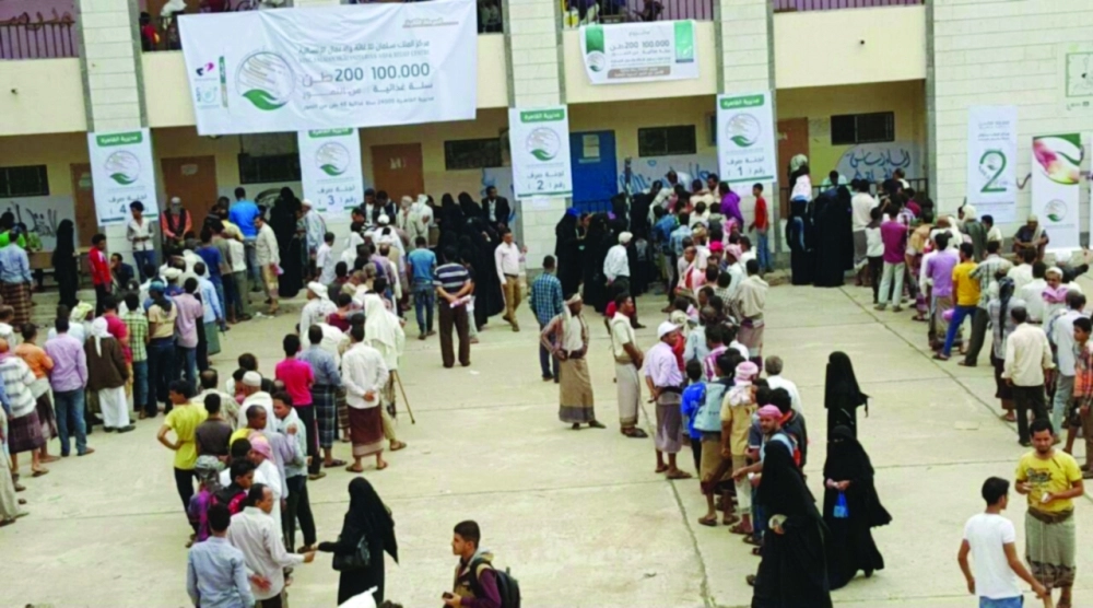 يمنيون بقاهرة تعز يتسلمون سلالا غذائية وتمورا من مركز الملك سلمان          (واس) 