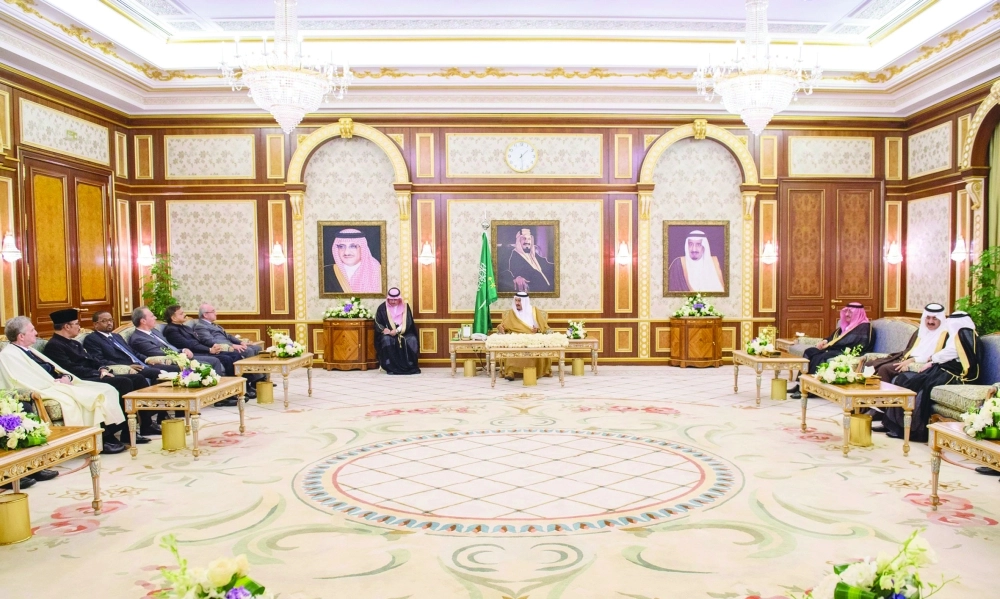 الملك سلمان خلال استقبال سفراء الدول الإسلامية والعربية والصديقة                                                                                                                                            (واس) 