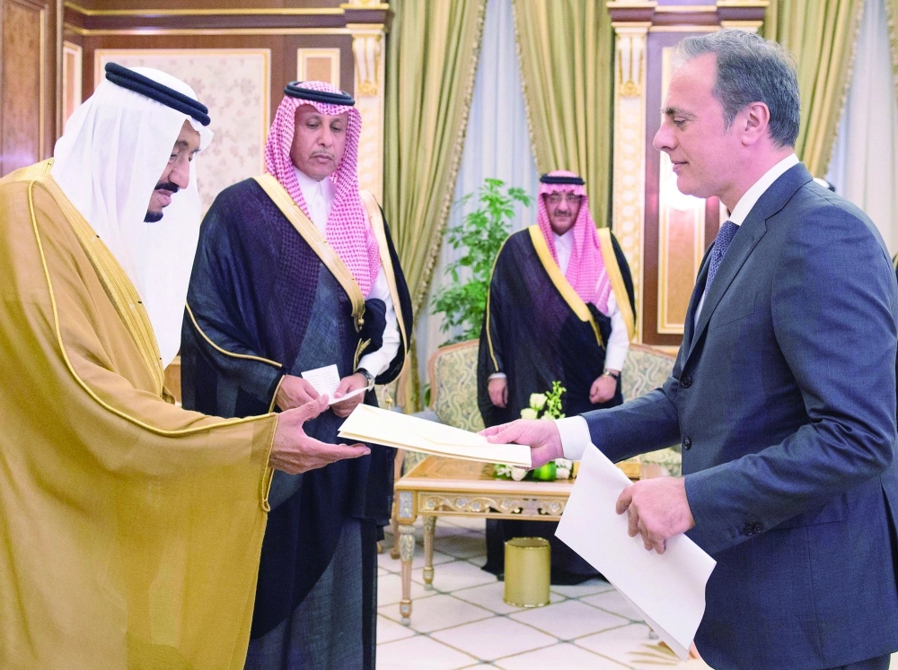 الملك سلمان متسلما أوراق اعتماد أحد السفراء (واس)