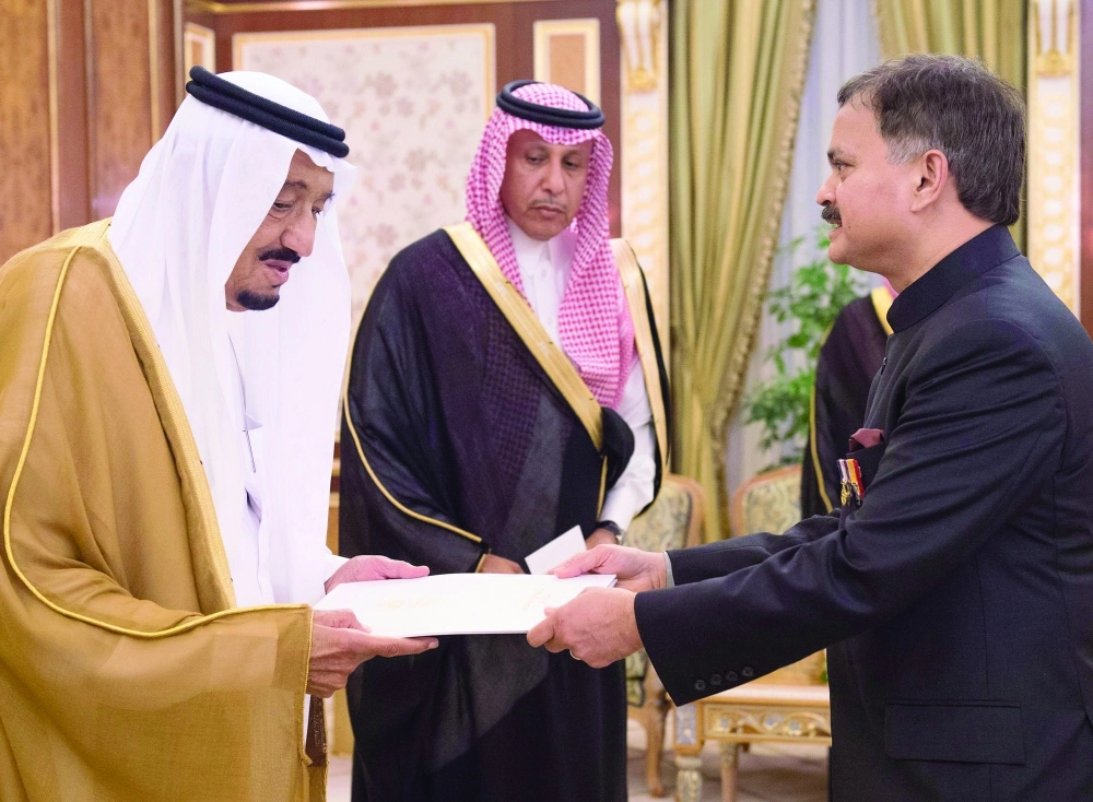 الملك سلمان متسلما أوراق اعتماد أحد السفراء (واس)