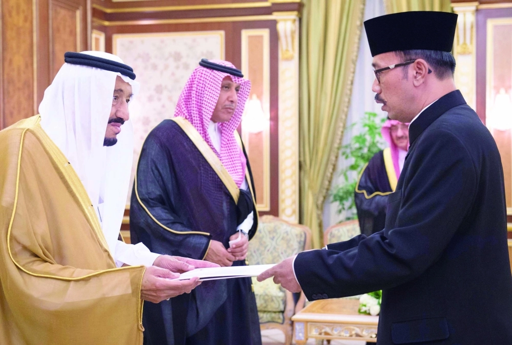 الملك سلمان متسلما أوراق اعتماد أحد السفراء (واس)