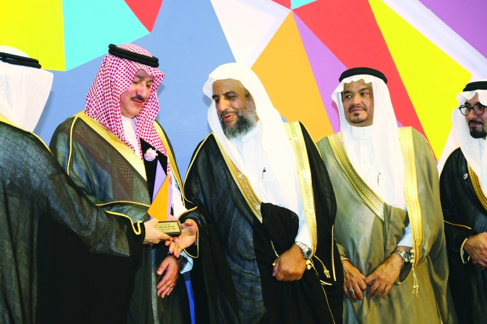 من تكريم أحد الداعمين للملتقى