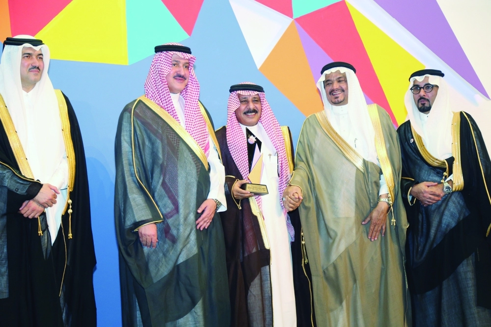 تكريم مشعل الزايدي على دعمه للملتقى