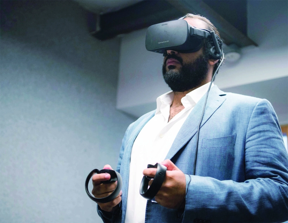 .. ويطلع على عرض مرئي للتطبيقات الجديدة ثلاثية الأبعاد