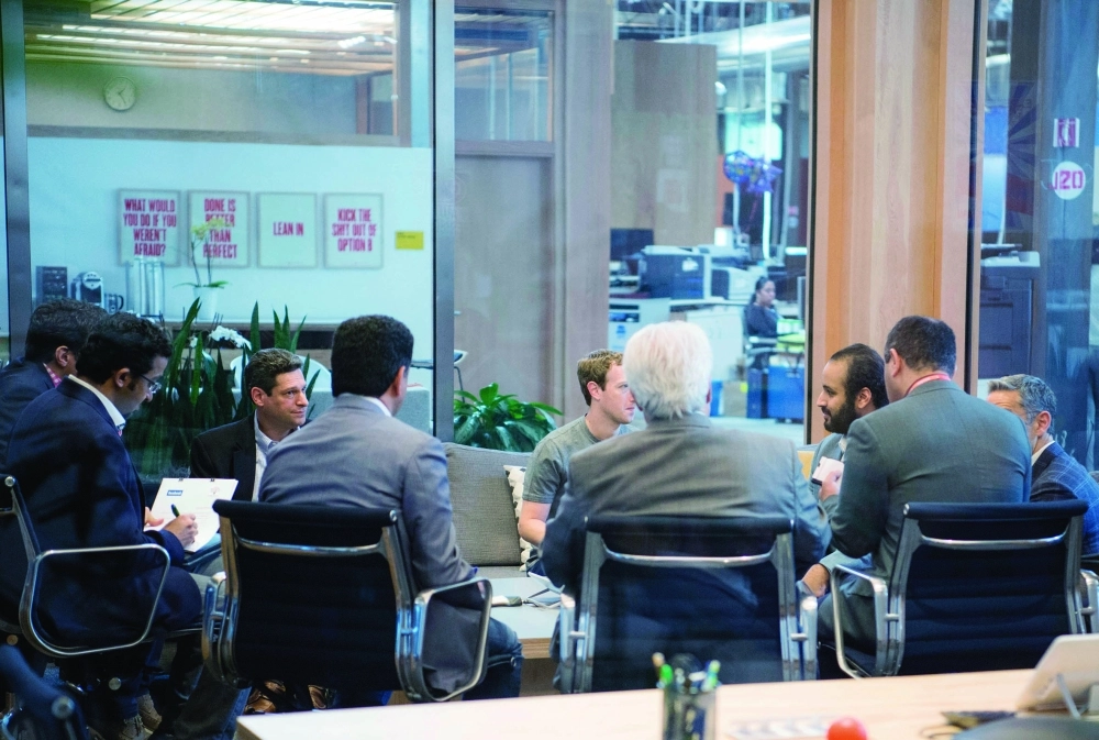 ولي ولي العهد لدى اجتماعه مع فريق شركة فيس بوك