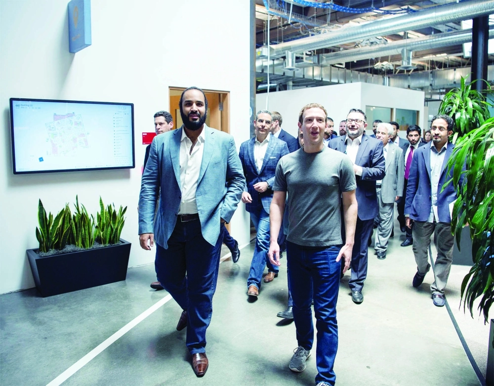 .. وخلال جولته داخل الشركة