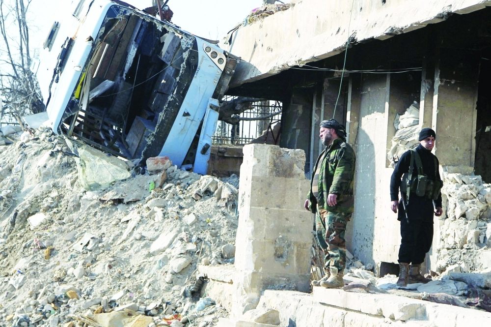 مقاتلان من المعارضة في المدينة القديمة بحلب               (رويترز)