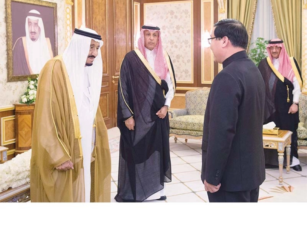 خادم الحرمين خلال تسلمه أوراق اعتماد عدد من السفراء في جدة أمس، بحضور ولي العهد (واس)