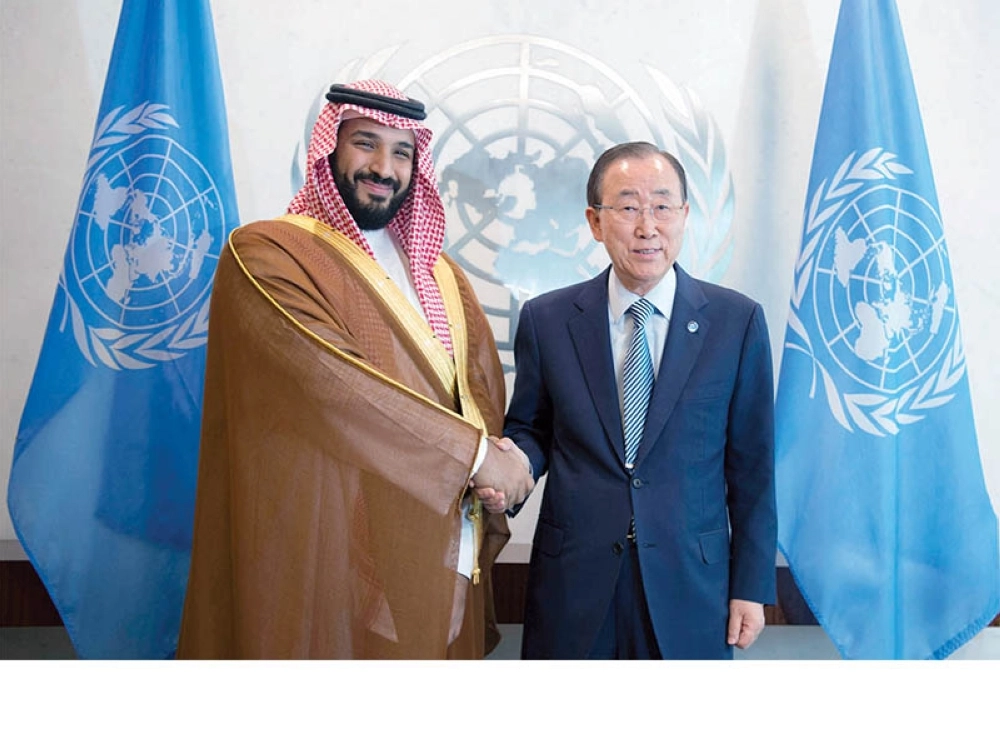 ولي ولي العهد مصافحا بان كي مون في نيويورك أمس (واس)