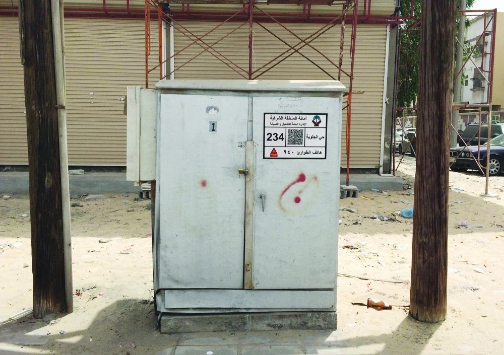 عداد كهرباء وضعت عليه التعرفة بشارع الامير عبدالمحسن بن جلوي بالدمام (تصوير: حمدان الدوسري)