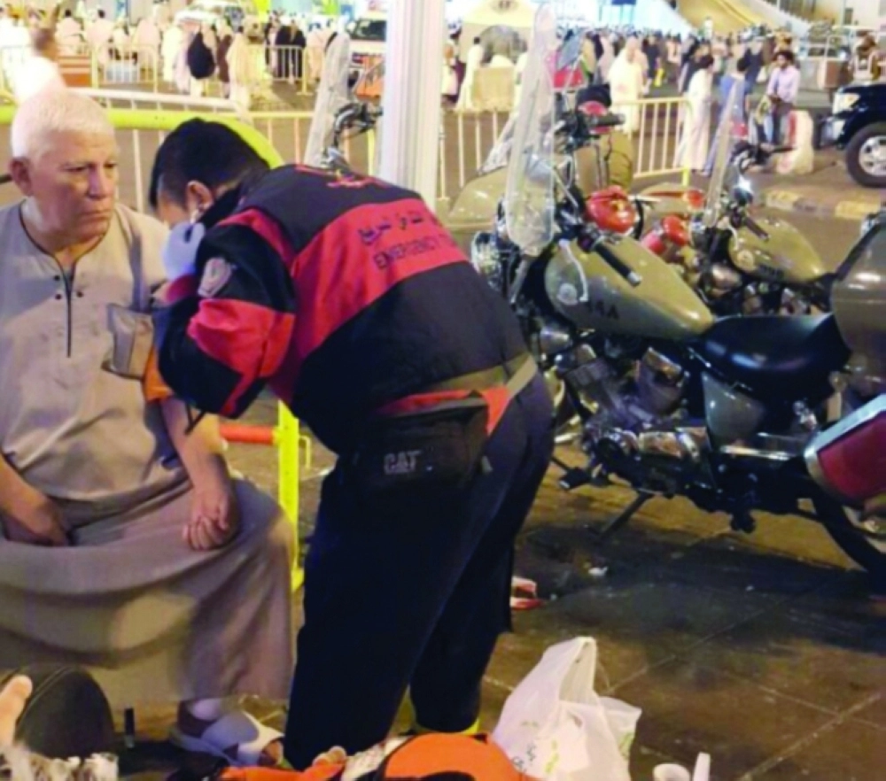 إسعاف أحد المعتمرين       (مكة)