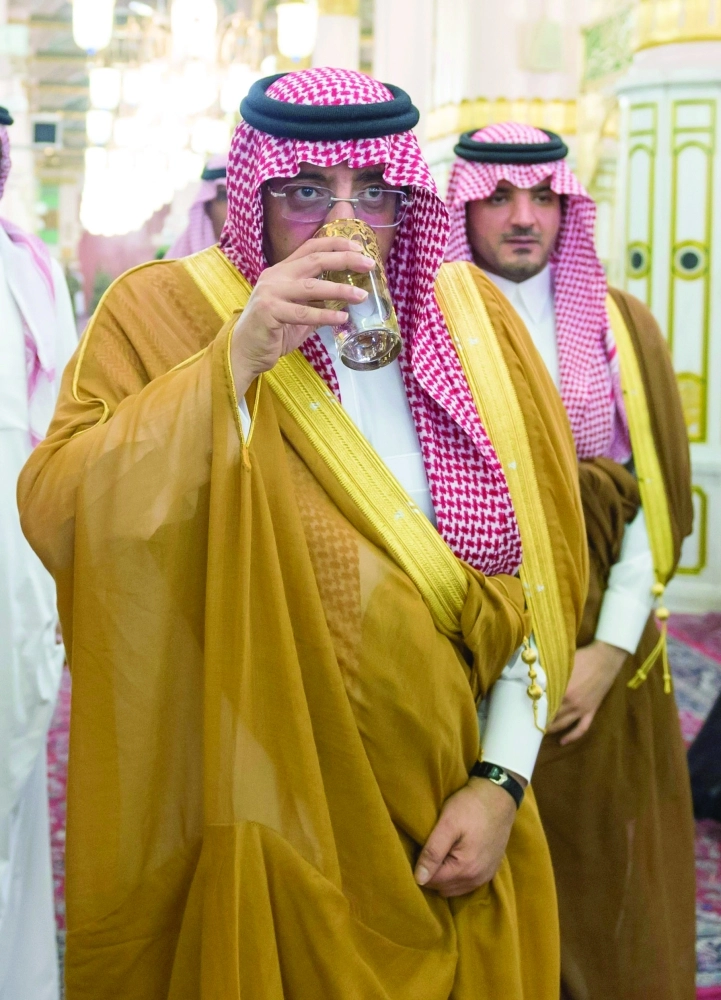 الأمير محمد بن نايف يشرب ماء زمزم لدى زيارته المسجد النبوي