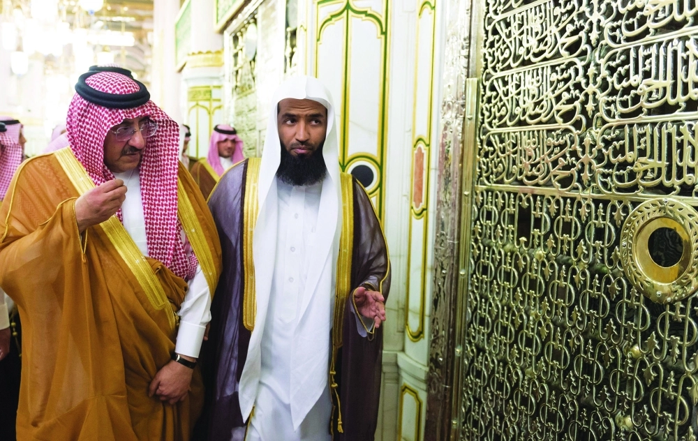 .. ولدى تشرفه بالسلام على رسول الله وصاحبيه      (واس)