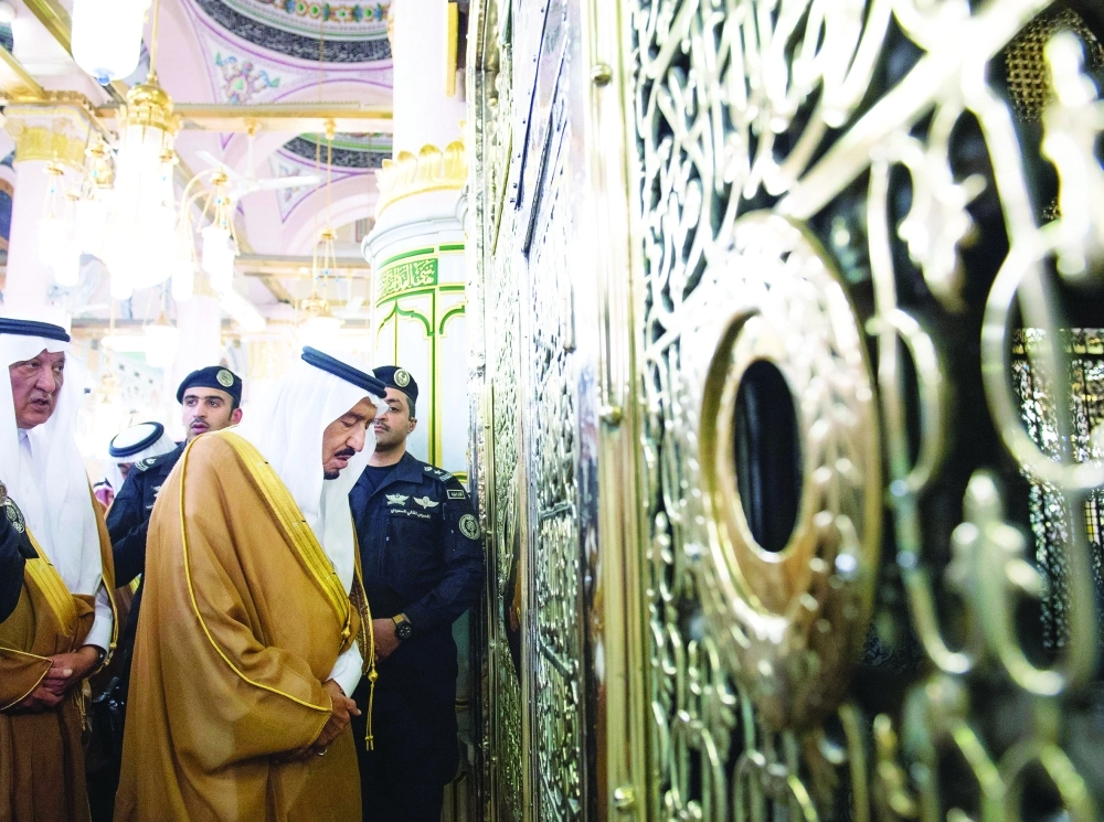 الملك سلمان لدى تشرفه بالسلام على رسول الله وصاحبيه                (واس)